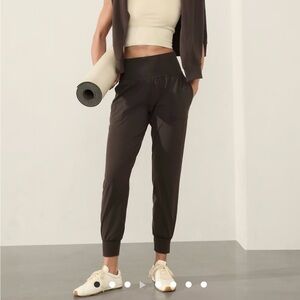 Athleta Salutation Jogger in Powervita- Black size M